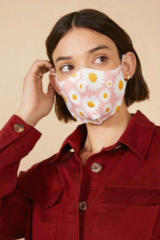 Oasis Reusable Large Daisy Face Mask With Filters 1