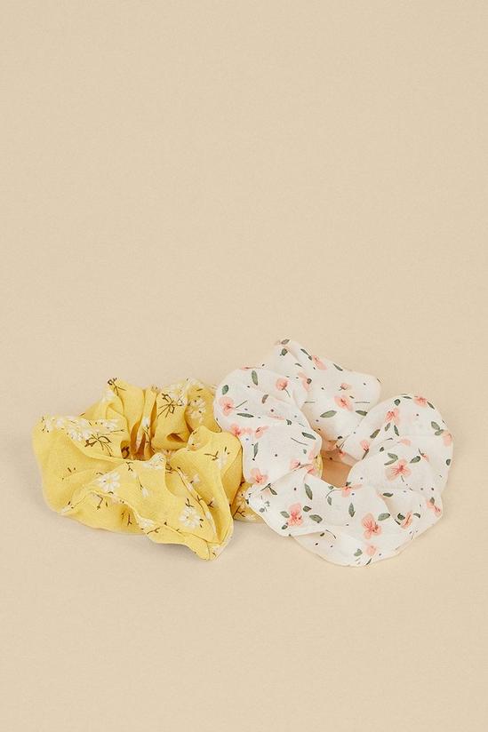 Oasis 2 Pack Daisy Scrunchies 1