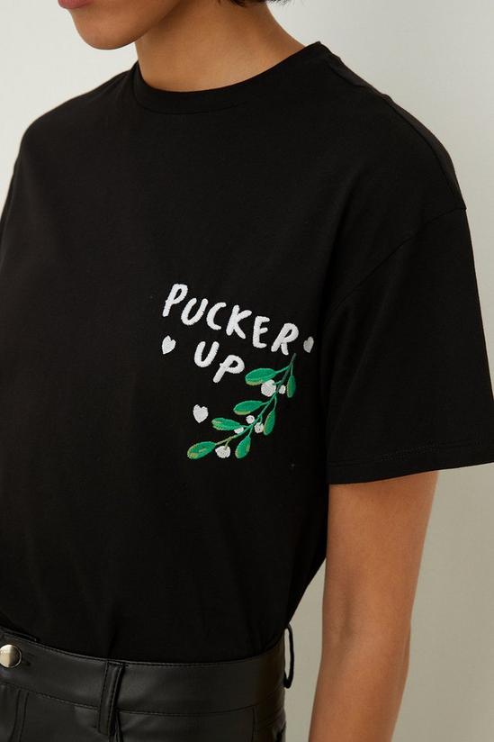 Oasis Pucker Up Mistletoe Christmas T-shirt 2