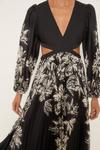Oasis Rachel Stevens Monochrome Floral Pleated V Neck Midi Dress thumbnail 3